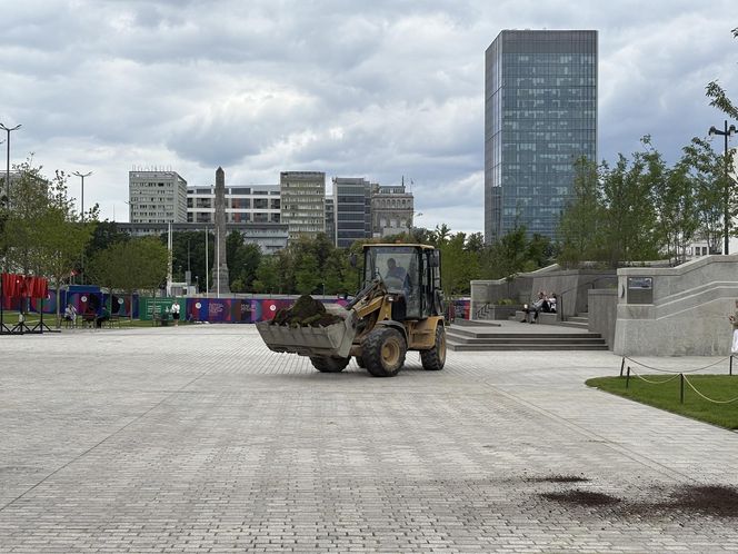 Absurd roku w Warszawie. Zrywają zieleń na nowym pl. Centralnym. Zamiast niej będzie beton