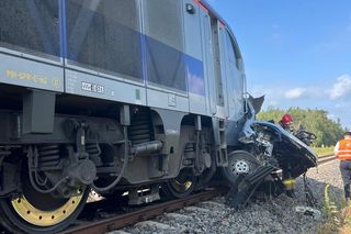 Tragiczny wypadek w Olszynach. Bus zderzył się z pociągiem