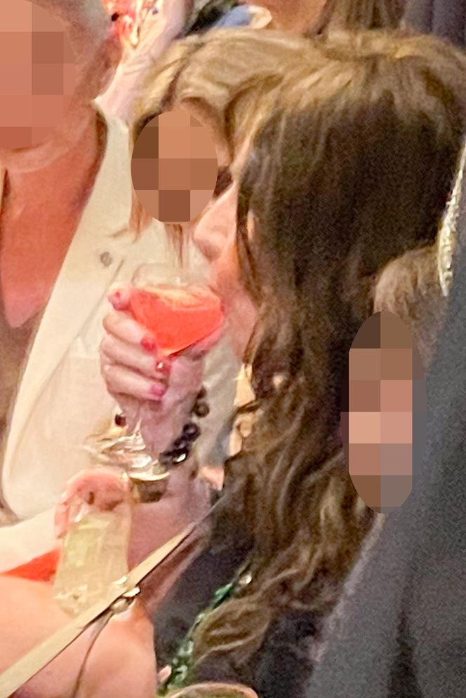 Agnieszka Perepeczko je, pije i tańcuje w środku nocy