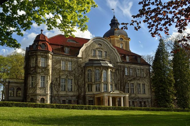 Ten zabytek na Warmii zwiedzają tysiące turystów. Jesienią wygląda magicznie!