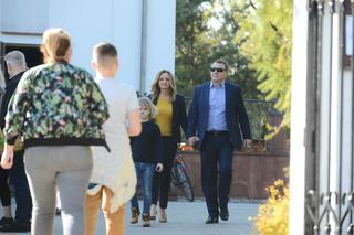 Jacek Kurski z rodziną święci pokarmy w kościele