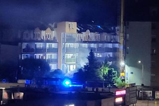 Kłęby dymu nad blokiem, który spłonął w Ząbkach. Co się stało?