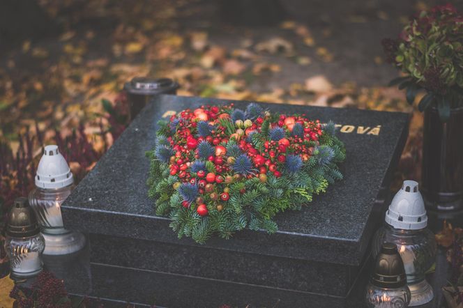 Jak zrobić nowoczesny stroik świąteczny na cmentarz ze zniczem i nie tylko? Inspiracje