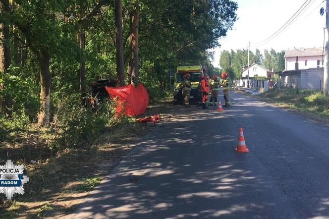 Tragiczny wypadek. 21-latek roztrzaskał się na drzewie. Nie miał żadnych szans