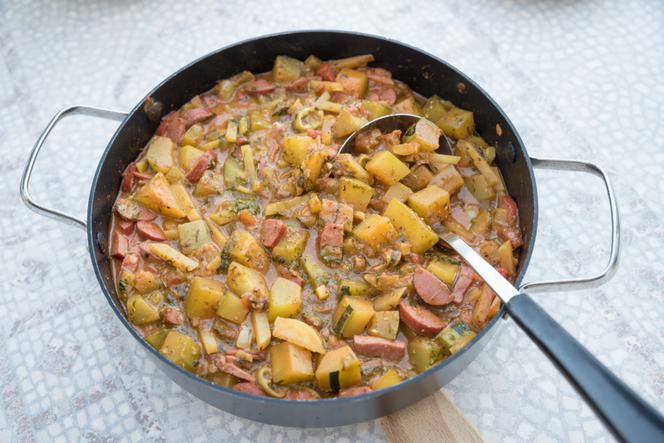 Oszczędne ragout z kiełbasy parówkowej, ziemniaków i marchewki