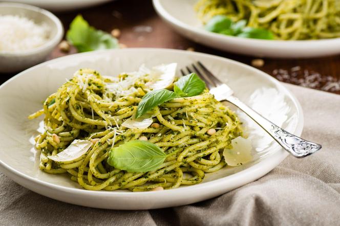 spaghetti z pesto i orzechami