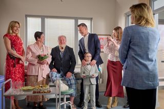 Na Wspólnej, odc. 4065. Helena (Małgorzata Peczyńska), Żaneta (Anna Guzik), Mania (Zuzanna Kaszuba), Zbigniew Sokół (Wiesław Cichy), Wojtek (Wojciech Błach), Ludzik (Gustaw Marczak)