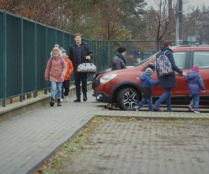 M jak miłość, odcinek 1853: Marcin (Mikołaj Roznerski), Szymek (Staś Szczypiński), Maja (Laura Jankowska)