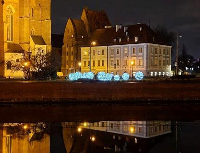 Idą święta! We Wrocławiu montują iluminacje. Na ulicach gwiazdy, śnieżynki i pająki 