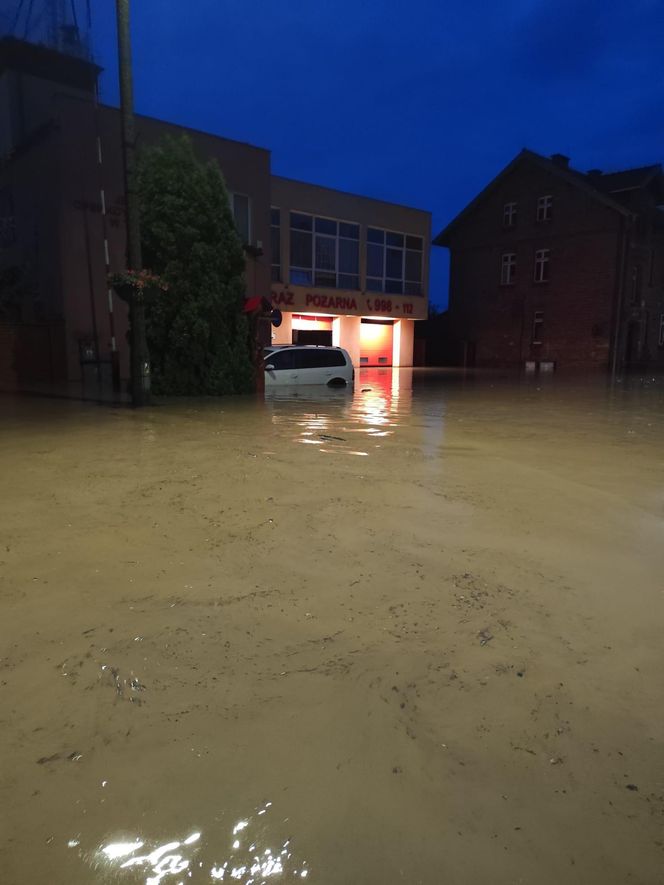 Zalane ulice, woda w budynkach. Dramatyczna sytuacja w Suchaczu i Tolkmicku