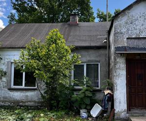  Od 50 lat mieszka w ruderze. W suficie dziury, na ścianach grzyb i toaleta na dworze. Pomóżmy Waldkowi wybudować nowy dom!