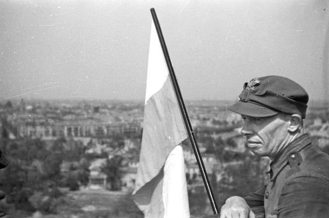 Już 2 maja 1945 polscy żołnierze z dywizji im. Tadeusza Kościuszki zawiesili biało-czerwoną flagę na Kolumnie Zwycięstwa w Berlinie.
