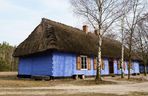 Niezwykła wieś w Łódzkiem. Znajdziesz tam drewniane chaty pokryte strzechą i pierwszy na świecie most