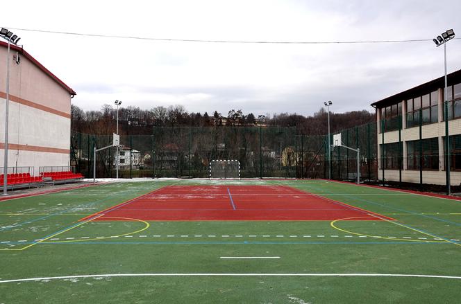 Uczniowie z Grybowa mogą się cieszyć.  Nowe boisko sportowe jest już  gotowe i czeka