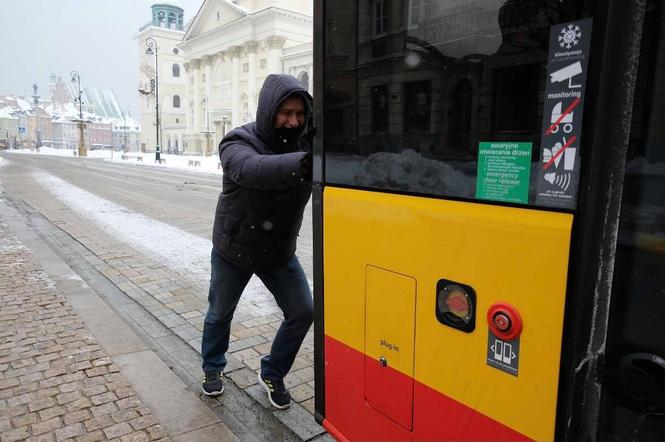 Białorusin pomógł pchać autobus, Warszawa choinie go wynagrodziła 