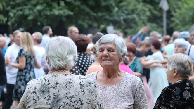 Wirują warkocze i wstążeczki. Tak bawili się lublinianie na potańcówce w skansenie!