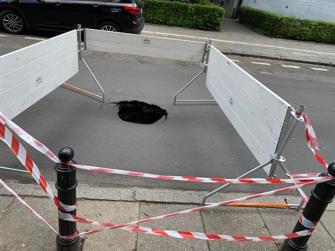 Gigantyczna dziura w jezdni przy ulicy Franciszkańskiej