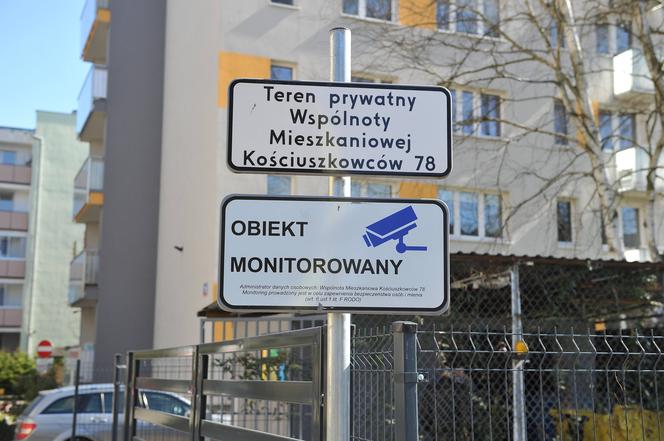 Wojna o parking w Wawrze jak u Barei. Mieszkańcy poszli do sądu