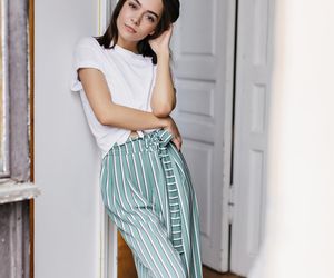 Spodnie culotte to must have tego lata. Jak je nosić w modnym stylu? 
