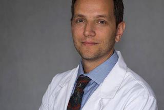 Tychy: Lekarz Dawid Ciemięga ostro o niewierzących w koronawirusa. Banda debili!