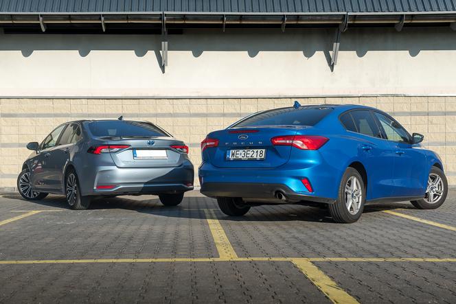 Ford Focus Sedan 1.0 EcoBoost 125 KM 6MT vs. Toyota Corolla Sedan 1.8 Hybrid 122 KM CVT