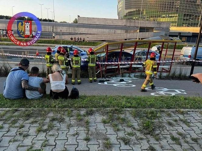 Kierowca BMW w Gliwicach rozbił się o przystanek