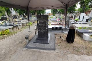 Przepiękny pomnik i morze białych kwiatów upamiętnia śmierć rodziny z Włocławka