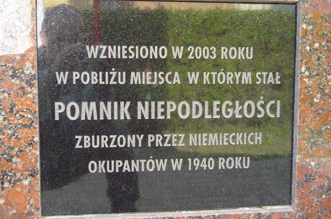 Zburzony i odbudowany!  Pomnik Niepodległości w Starachowicach