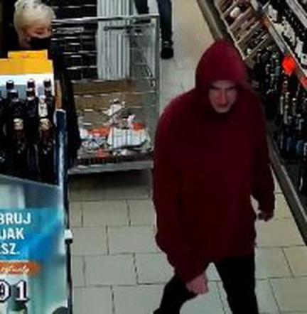 Brutalny atak w jednym z poznańskich sklepów. Rozpoznajesz tę parę?