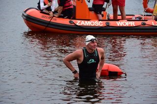 Damian Błaszczyk przez 44 godziny przepłynął 100 km pod zalewie Bojary pod Biłgorajem, kwestując w ten sposób dla 12-letniego ciężko chorego Adasia