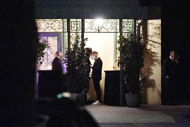 Anna Lewandowska w nocy pali elektryczne papierosy