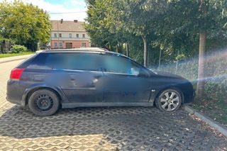 ​W Gostyniu nastolatek pobazgrał sprayem samochód
