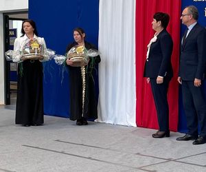 Pierwsza Dama uczciła z uczniami 100 lat od nadania imienia Stefana Batorego Szkole Podstawowej w Liwie