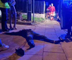 Potrącił partnera swojej byłeś żony z zazdrości i uciekł! Ranny mężczyzna trafił do szpitala