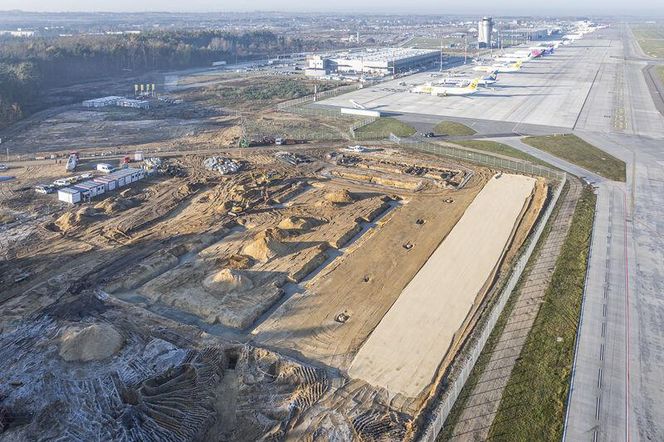 Międzynarodowy Port Lotniczy "Katowice" w Pyrzowicach ma drogę startową o długości 3200 m