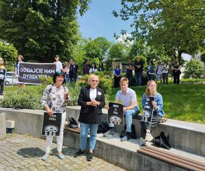 Protest w Tarnowie! Młodzi stanęli w obronie Jana Ryby. Oddajcie nam dyrektora