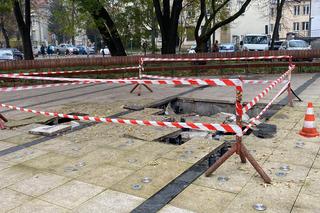 Uszkodzona fontanna na placu Axentowicza