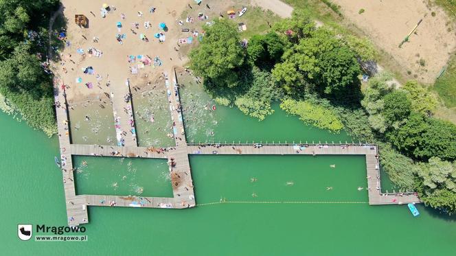 Ogromny pomost i piaszczysta plaża. To miejsce na Mazurach przyciąga tłumy turystów. Zobacz zdjęcia