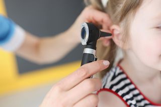 „Zaczyna się od stanu podgorączkowego”. Pediatra wymienia najczęstsze infekcje u dzieci