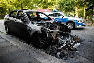 Neonazistowskie ataki w stolicy. Grupa podpala auta i rysuje swastyki. Mieszkańcy żyją w strachu!
