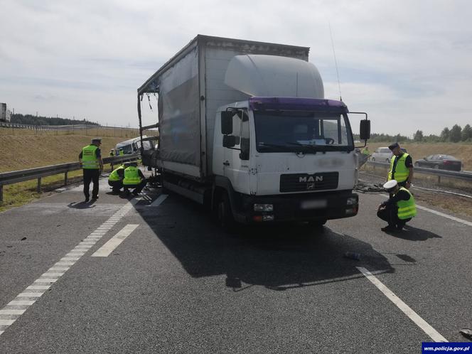 Karambol na trasie S7 pod Olsztynem - przepakowywali ładunek na pasie autostrady