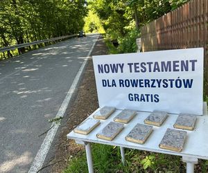 Rowerem do Boga? Ksiądz rozdaje Biblie rowerzystom