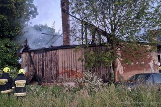 Pożar domu 69-latka pod Radomskiem! Podpalacz podłożył ogień pod sąsiednim budynkiem [ZDJĘCIA]