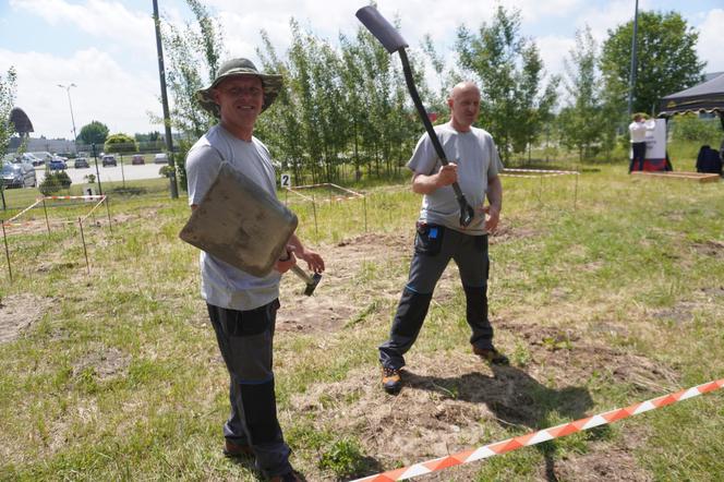 Mistrzostwa w kopaniu grobów na czas w Targach Kielce