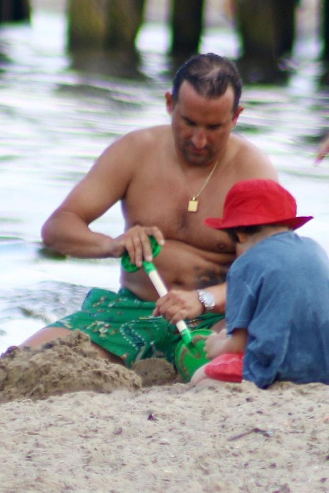 Michał Koterski na plaży z rodziną