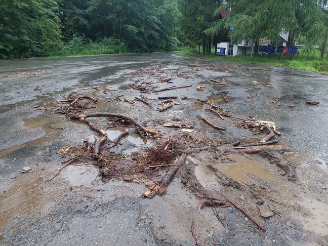 Zalane ulice i posesje. Trudna noc w gminie Goleszów w powiecie cieszyńskim