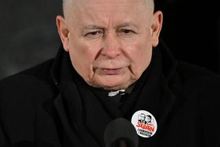 Prezes PiS pod więzieniem w Radomiu. Wcześniej czcił pamięć po matce
