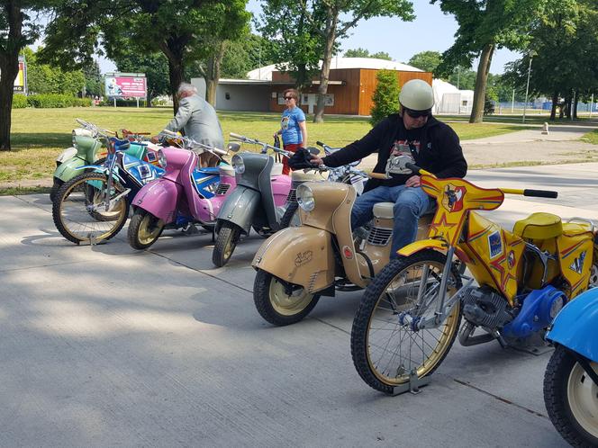 Osy kręciły kółka na stadionie żużlowym w Lesznie. Ogólnopolski zlot skuterów Osa Osieczna-Leszno 