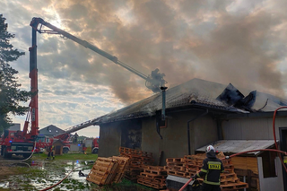 Pożar stolarni na Mazowszu gasiło 60 strażaków