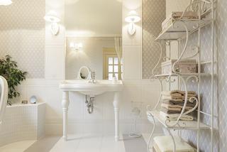 Nowoczesna biała łazienka w stylu glamour z drewnianą okładziną